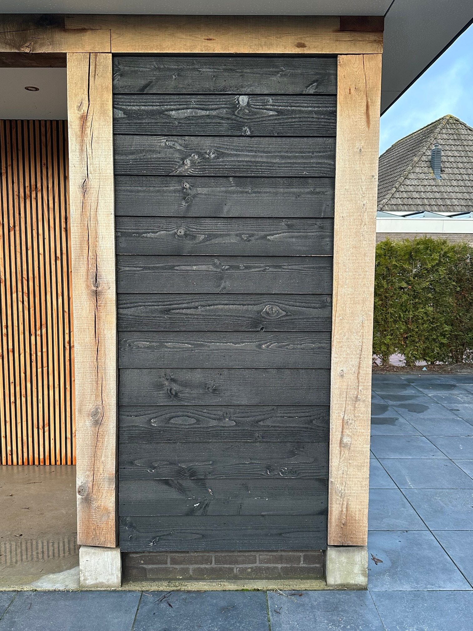Eiken overkapping met ontgrijst eiken hout dat er weer als nieuw uit zien