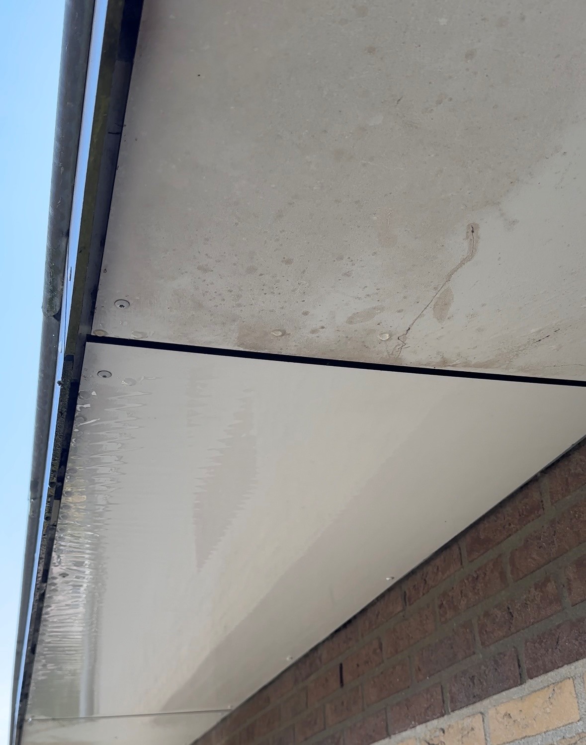 Voor en na van vervuilde kunststof boeidelen, deels vuil en deels gereinigd met Panel Finish