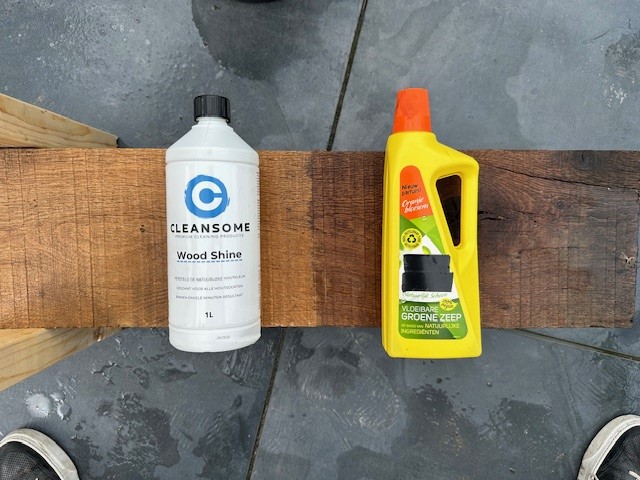 Test groene zeep op vergrijsd hout